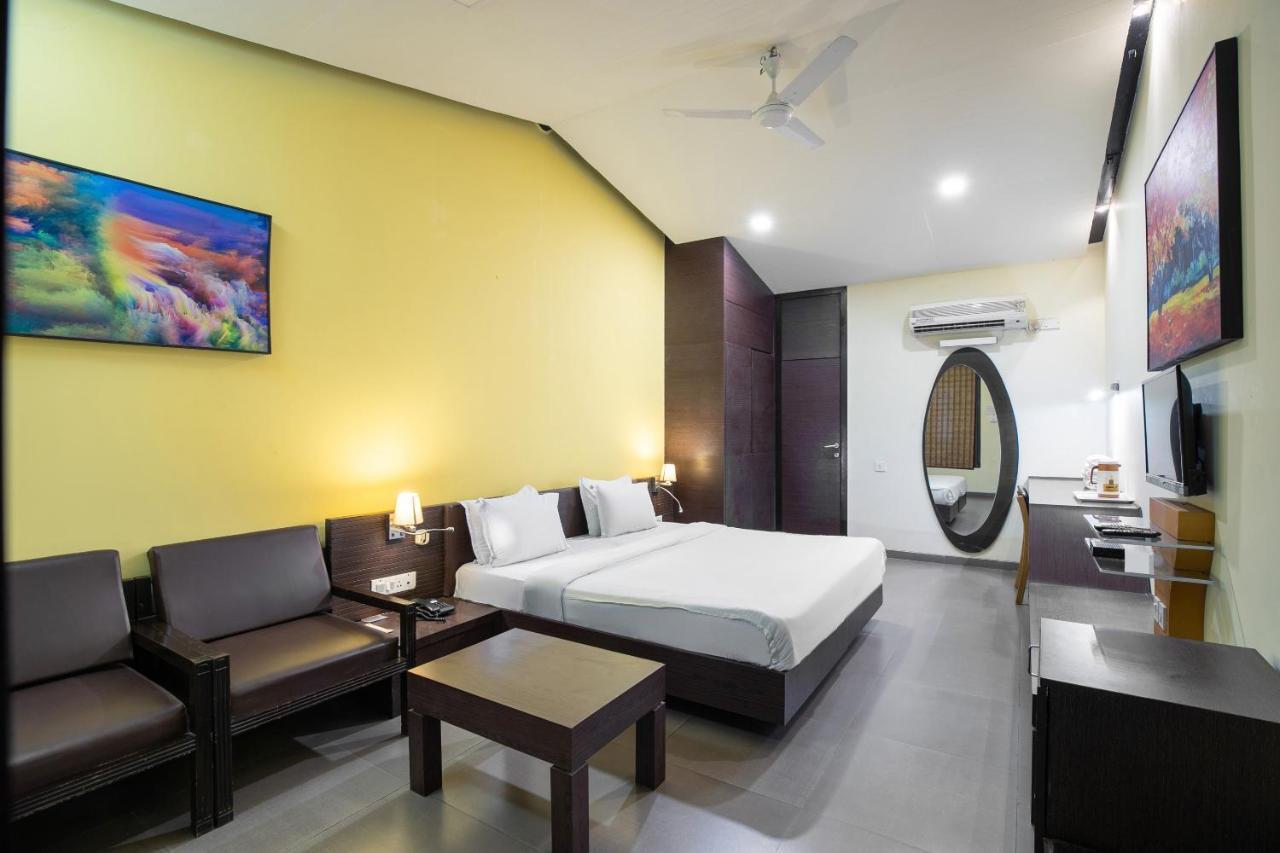 Capital O 47539Capital O Umbergaon Club Hotel Umargām Buitenkant foto